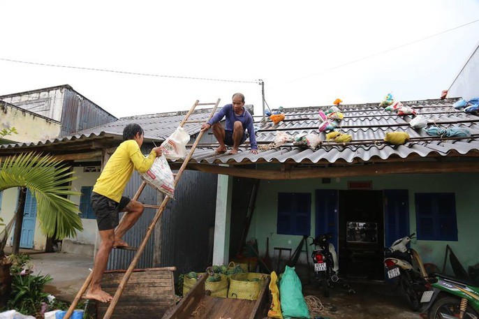 
Người dân ĐBSCL tin cơn bão số 16 vào đất liền nên lo chằng chống nhà cửa