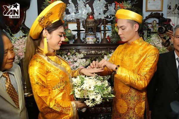 
Khoảnh khắc trao nhẫn cưới của cặp đôi. - Tin sao Viet - Tin tuc sao Viet - Scandal sao Viet - Tin tuc cua Sao - Tin cua Sao