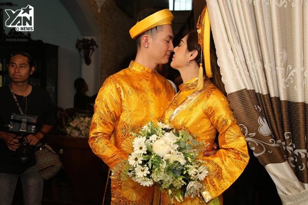 Lâm Khánh Chi đeo vàng 
