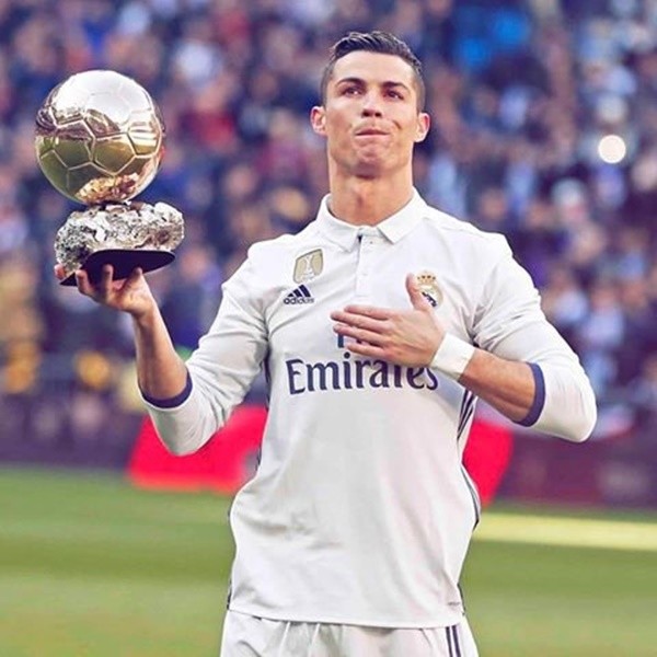 
Chủ nhân Quả bóng vàng 2017 Cristiano Ronaldo có 1 năm rực rỡ với vô số danh hiệu đạt được. Chân sút số 1 của Bồ Đào Nha và Real Madrid ở thời điểm hiện tại dù có sa sút phong độ vẫn "săn bàn" đều đều. Cụ thể, tính riêng trong năm 2017 thì Ronaldo đã có 11 bàn cho đội tuyển quốc gia và 42 bàn cho "Los Bancos". 53 bàn đủ để Ronaldo khép lại 1 năm 2017 đáng nhớ nhất trong sự nghiệp "quần đùi áo số".