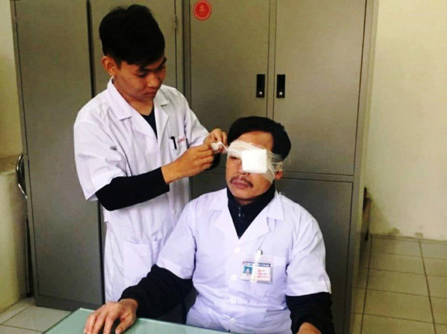 
Bác sĩ Đỗ Chính Nghĩa đang được chăm sóc sau khi bị hành hung.