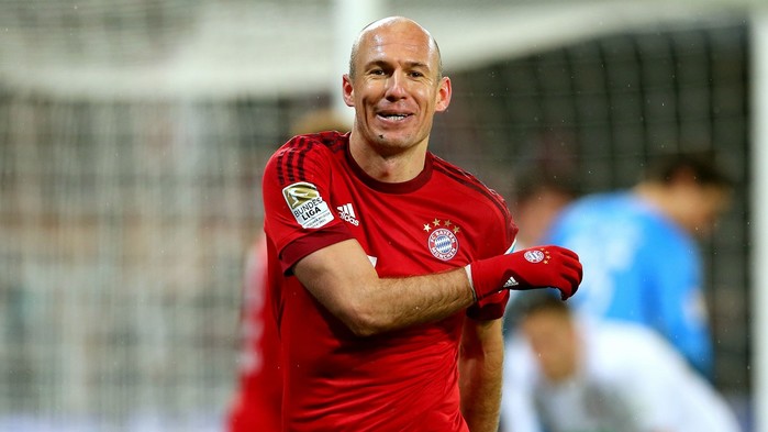 
2017 là một năm buồn của Arjen Robben, khi anh và các đồng đội tại ĐT Hà Lan đã không thể giành vé tham dự VCK World Cup diễn ra tại Nga vào mùa hè năm sau. Đây đã là giải đấu quốc tế lớn thứ 2 liên tiếp các tuyển thủ của Cơn lốc màu da cam phải theo dõi qua tivi. Sau thất bại này, Robben cũng đã tuyên bố giã từ ĐTQG. Mặc dù vậy, trong năm qua Robben vẫn có đóng góp nhiều trong lối chơi của CLB Bayern Munich. Phong cách rê bóng từ cánh phải vào trung lộ rồi tung cú sút bằng chân trái đã quá quen thuộc và tưởng chừng như dễ bắt bài trong suốt 10 năm qua, nhưng vẫn còn hữu dụng mỗi khi Robben điều khiển trái bóng. 