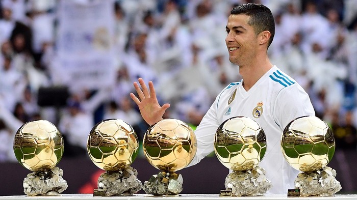 
Không cần phải nói quá nhiều về Ronaldo nữa. Những bàn thắng quan trọng trong giai đoạn quyết định của anh giúp Real Madrid giành cú ăn 5 danh hiệu: La Liga, UEFA Champions League, siêu cup châu Âu, siêu cup Tây Ban Nha, FIFA Club World Cup. Bản thân anh cũng lần lượt phá các kỷ lục lớn nhỏ và giành quả bóng vàng thứ 5 trong sự nghiệp.