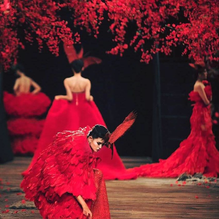 
Phần đuôi váy của Võ Hoàng Yến bị vướng vào sàn gỗ khi đang trình diễn catwalk. - Tin sao Viet - Tin tuc sao Viet - Scandal sao Viet - Tin tuc cua Sao - Tin cua Sao