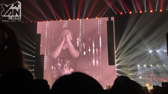
Khán giả và các thành viên BigBang đã cùng hòa giọng trong ca khúc Last Dance.