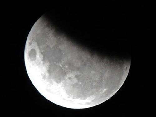 
Siêu nguyệt thực trên bầu trời thành phố Sydney, Úc với quang cảnh Mặt trăng bị bóng tối Trái đất che khuất khoảng 37% (ghi nhận vào tháng 6/2012. Ảnh: Getty Images)