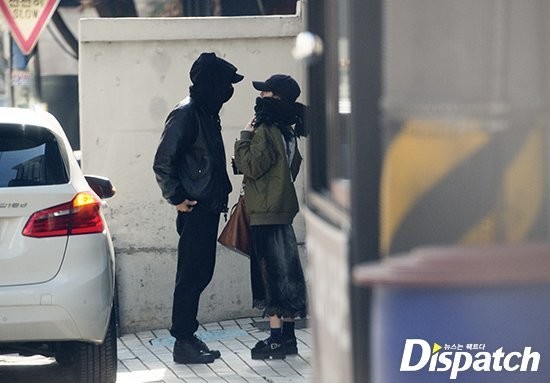 
Cặp Lee Joon - Jung So Min trùm kín mặt khi đi hẹn hò.