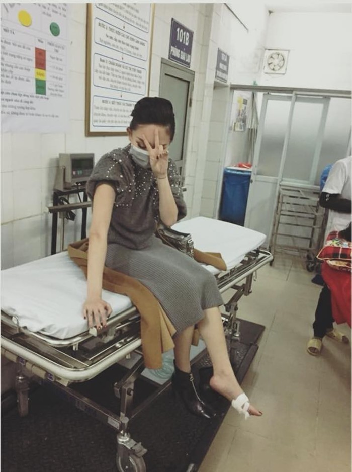 
Hình ảnh Tóc Tiên với một bàn chân bị thương do dẫm phải gim trong bệnh viện sau đêm nhạc chào 2018. - Tin sao Viet - Tin tuc sao Viet - Scandal sao Viet - Tin tuc cua Sao - Tin cua Sao
