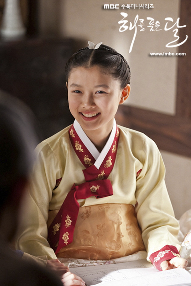 
Kim Yoo Jung trong bộ phim Mặt Trăng Ôm Mặt Trời đình đám.