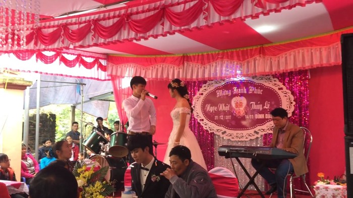 
Nam thanh niên tự tin thể hiện ca khúc "Trái tim bên lề" trong đám cưới người yêu cũ