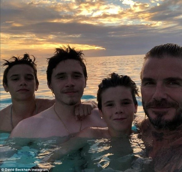 
4 bố con nhà Becks tắm biển đón năm mới vui vẻ bên nhau.