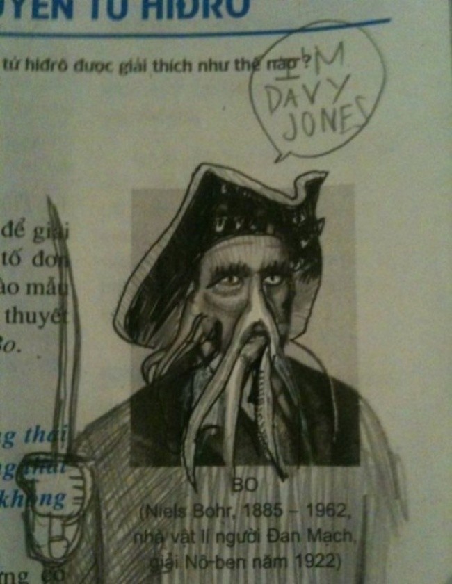 
4. Danh tính của Davy Jones lần đầu được tiết lộ, ông là một nhà vật lí người Đan Mạch tên Niels Bohr!
