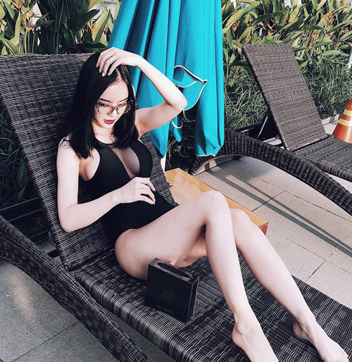 


Sở hữu số đo các vòng khá "chuẩn" nên Phương Trang thường diện bikini nhằm khoe vóc dáng.