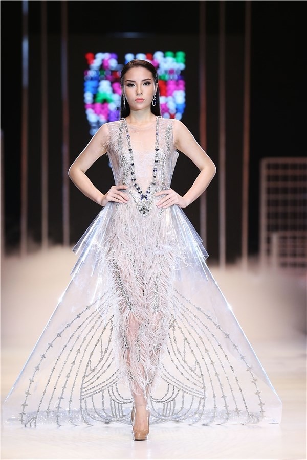 
Hoa hậu Kỳ Duyên trở thành "nàng thơ" của NTK Đỗ Long tại Vietnam International Fashion Week mùa Xuân-Hè 2017. - Tin sao Viet - Tin tuc sao Viet - Scandal sao Viet - Tin tuc cua Sao - Tin cua Sao