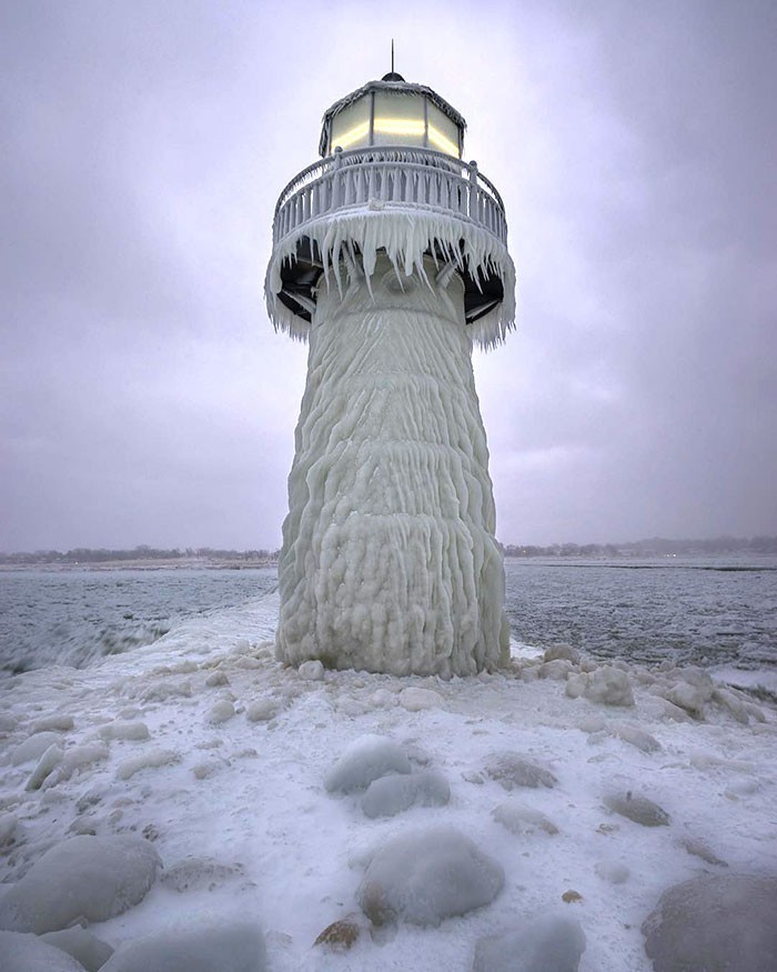 
Ngọn hải đăng ở Michigan bị băng tuyết bọc kín