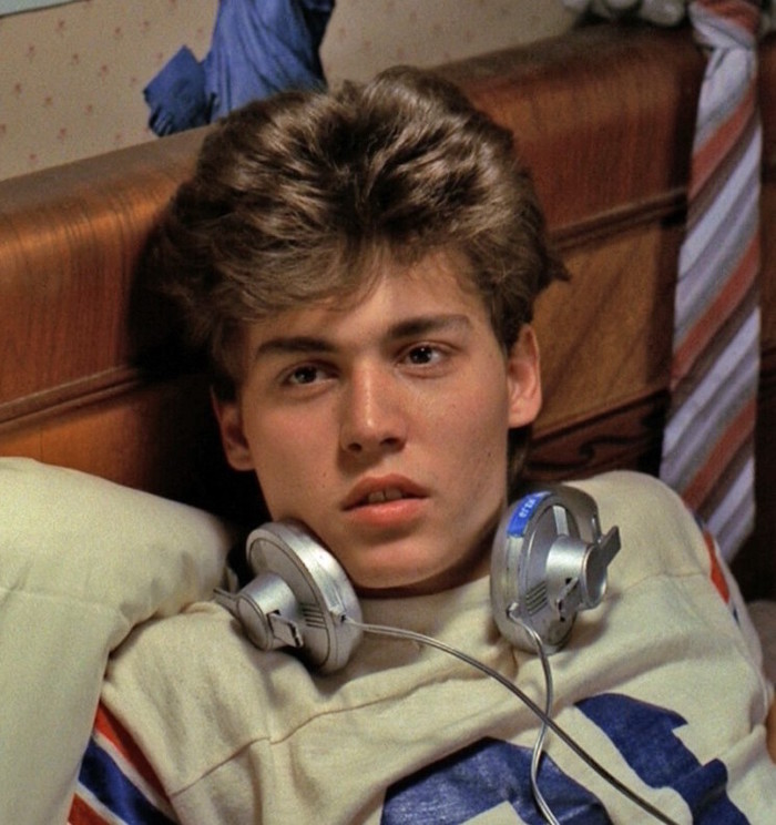 
Vào năm 1984, Johnny Depp có vai diễn đầu tay trong bộ phim nổi tiếng A Nightmare on Elm Street, thu hút nhiều sự chú ý với ngoại hình trẻ trung, thư sinh.
