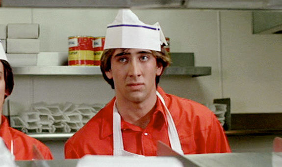 
Hẳn Nicolas Cage sẽ bật cười khi nhìn lại hình ảnh ngố tàu của chính mình trong bộ phim đầu tiên anh tham gia, mang tên Fast Times at Ridgemont High (1982).