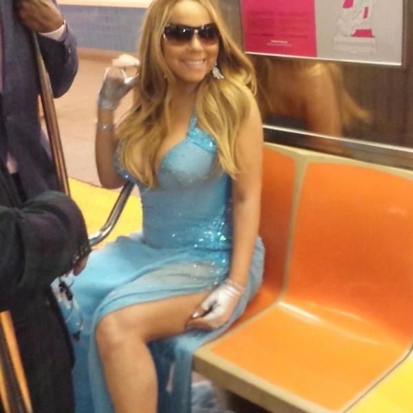 
Diva vẫn luôn là diva, dù có đi tàu điện ngầm, đúng không Mariah Carey?