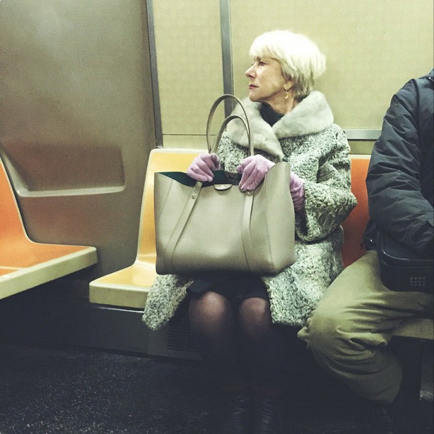 
Hãy hỏi Helen Mirren, bà sẽ chỉ cho bạn biết làm sao để đi tàu điện ngầm một cách sang chảnh và quyền lực nhất có thể.