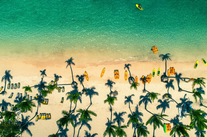 
Trên bãi biển một hòn đảo nhiệt đới (Dominican) - Ảnh: Valentin Valkov.