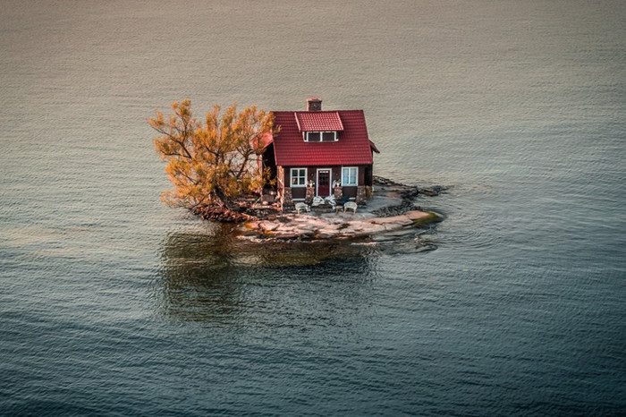 
Ngôi nhà trên nước hồ thu ở vịnh Alexandria (biên giới Mỹ - Canada) - Ảnh: Justen Soule