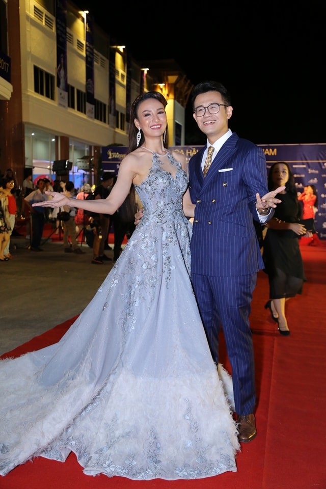 
Hoa hậu Ngọc Diễm diện chiếc đầm xòe gam màu xanh nhạt được kết hạt lộng lẫy sánh vai cùng MC Đức Bảo.