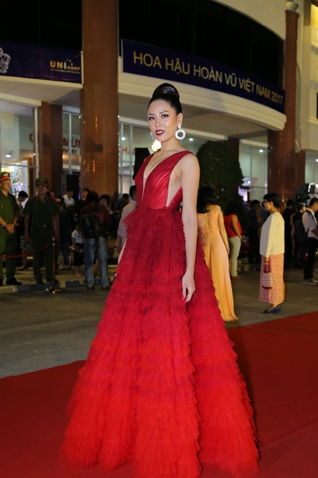 
Á hậu Nguyễn Thị Loan diện váy xòe tùng, gam màu đỏ nổi bật cùng phần cổ xẻ sâu táo bạo.