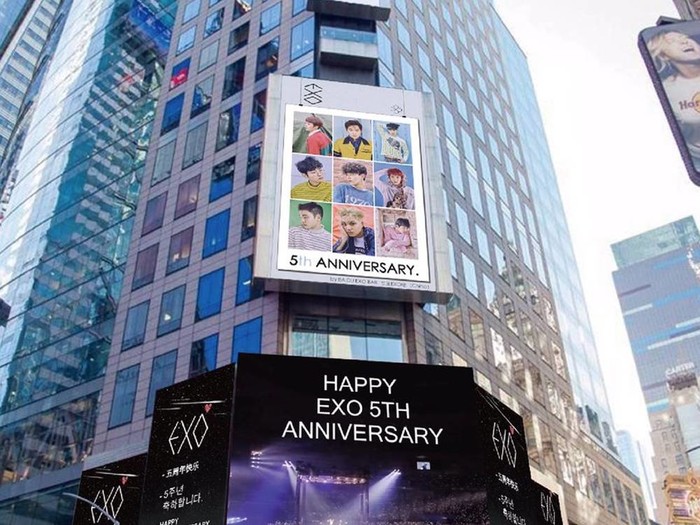 
EXO xuất hiện trên màn hình lớn nhất tại Quảng trường Thời đại. Đồng thời, các màn hình khác cũng chiếu những video chúc mừng ngày kỉ niệm 5 năm debut của họ.