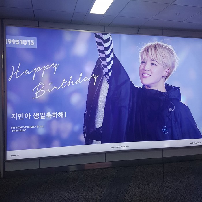 .
Banner chúc mừng sinh nhật của Jimin (BTS) ở ga tàu điện ngầm.