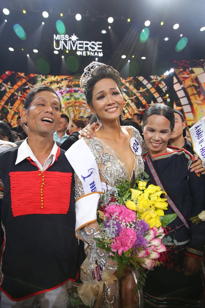 Cô gái dân tộc Ê Đê đầu tiên trong lịch sử quốc gia đăng quang ngôi vị danh giá Hoa hậu Hoàn vũ Việt nam. Hình ảnh H'Hen Niê xúc động bên cạnh bố mẹ trong đêm đăng quang Hoa hậu.