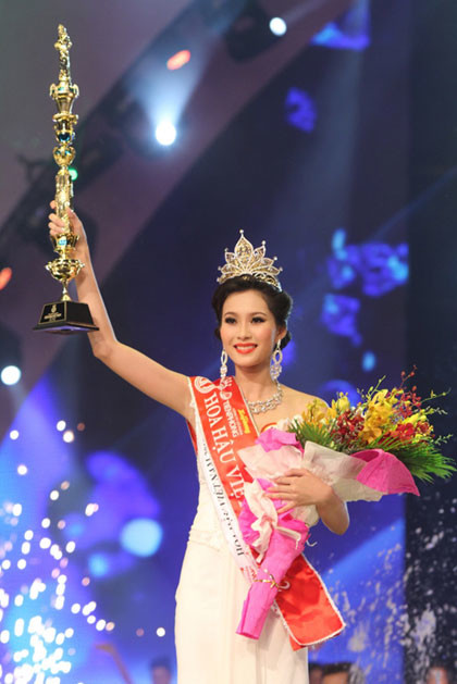 
Cùng năm đó, cô tiếp tục đăng quang cuộc thi Hoa hậu Việt Nam. - Tin sao Viet - Tin tuc sao Viet - Scandal sao Viet - Tin tuc cua Sao - Tin cua Sao