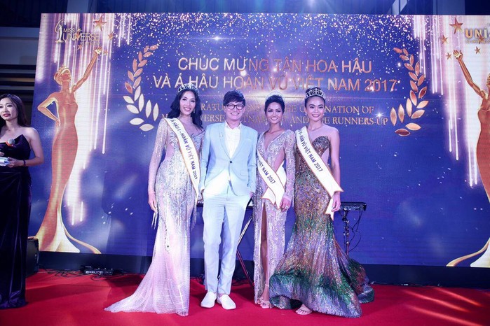 
Nam vương Phạm Minh Hữu Tiến chia vui với bộ ba Hoa hậu, Á hậu Hoàn vũ Việt Nam 2017.