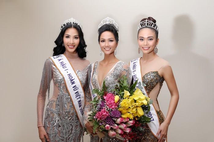 
Hình ảnh vui vẻ của tân Hoa hậu Hoàn vũ Việt Nam H'Hen Niê bên cạnh 2 Á hậu Hoàng Thuỳ và Mâu Thuỷ.
