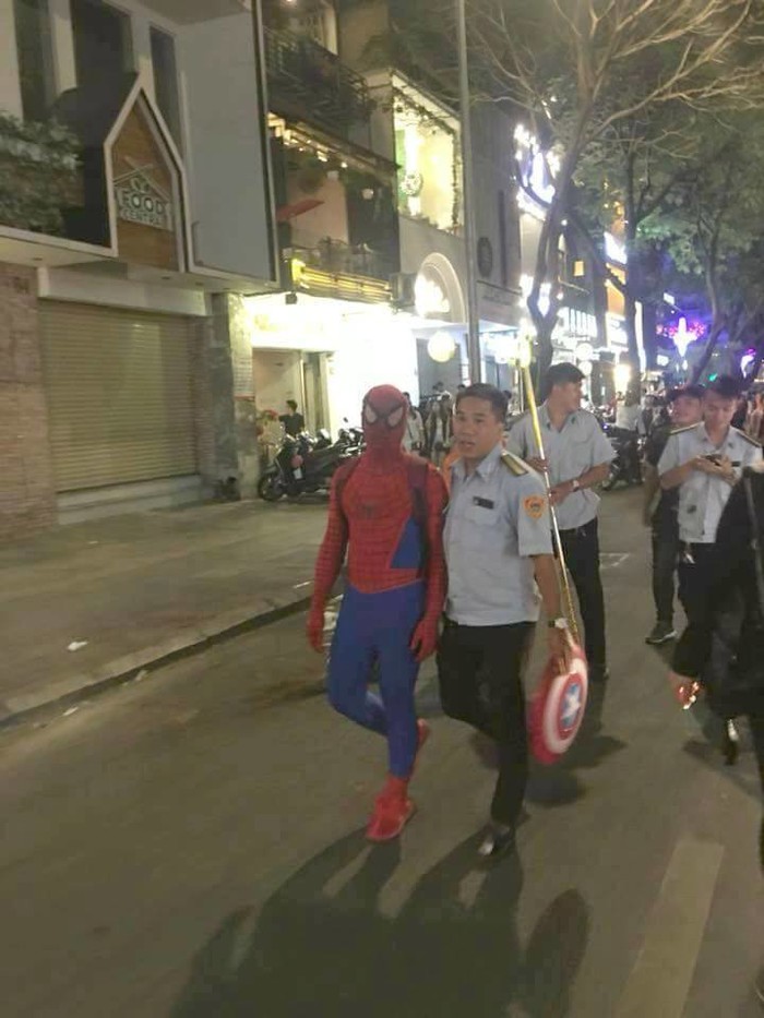 
Người nhện bán hàng rong trên phố đi bộ Nguyễn Huệ bị xử phạt. (Ảnh: Châu Phạm)