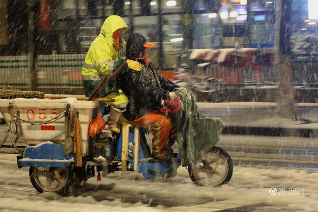 Trung Quốc: Mặc tuyết rơi trắng đầu, phủ đầy đồ ăn nhưng hàng trăm người vẫn quyết ngồi 