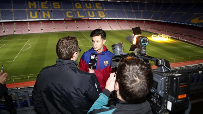 
Coutinho trả lời phỏng vấn của kênh truyền hình Barcelona. Ngôi sao người Brazil là cầu thủ thứ 3 của Liverpool đầu quân cho Barcelona từ năm 2010 trở lại đây.