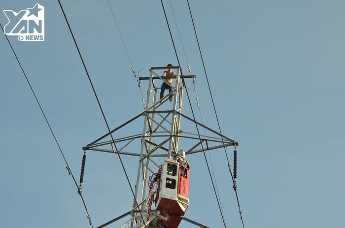 Sài Gòn: Giải cứu thanh niên xăm trổ vắt vẻo trên cột điện cao thế