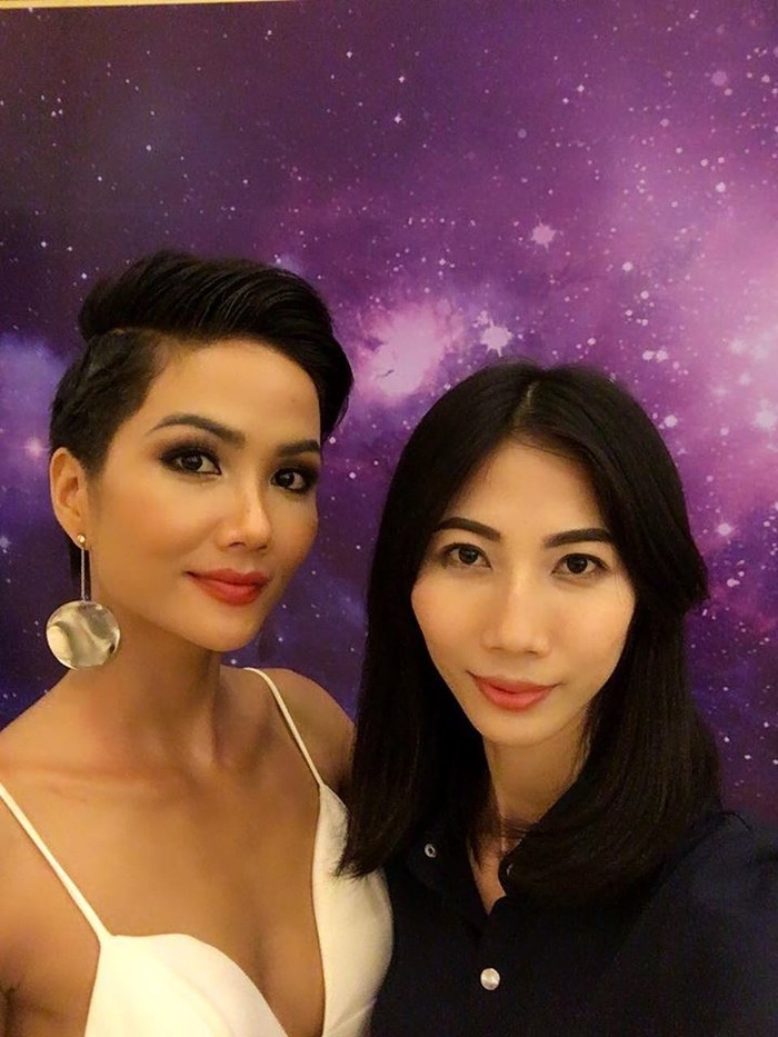 
Cùng là người mẫu trong nghề vài năm nay, Cao Ngân cũng khá thân thiết với tân Hoa hậu Hoàn vũ Việt Nam 2017 và cả hai cũng đã ghi lại khoảnh khắc trước thềm Chung kết thế này đây.