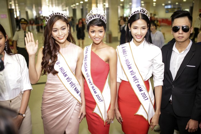 Người hâm mộ chen nhau đón Hoa hậu H'Hen Niê trở về - Tin sao Viet - Tin tuc sao Viet - Scandal sao Viet - Tin tuc cua Sao - Tin cua Sao