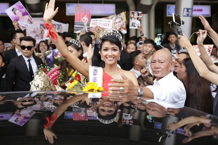 
Tân Hoa hậu Hoàn vũ Việt Nam 2017 được chào đón vô cùng nồng nhiệt của người hâm mộ và khán giả. - Tin sao Viet - Tin tuc sao Viet - Scandal sao Viet - Tin tuc cua Sao - Tin cua Sao