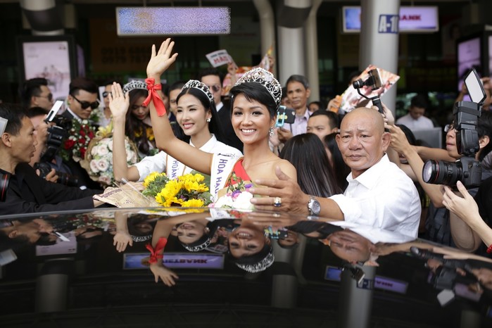 Người hâm mộ chen nhau đón Hoa hậu H'Hen Niê trở về - Tin sao Viet - Tin tuc sao Viet - Scandal sao Viet - Tin tuc cua Sao - Tin cua Sao