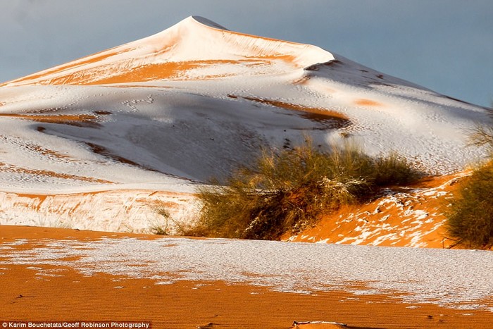
Người dân thuộc thị trấn gần sa mạc này mới chỉ được chứng kiến tuyết rơi 3 lần trong suốt 37 năm, đó là năm 1979, 2016 và 2017