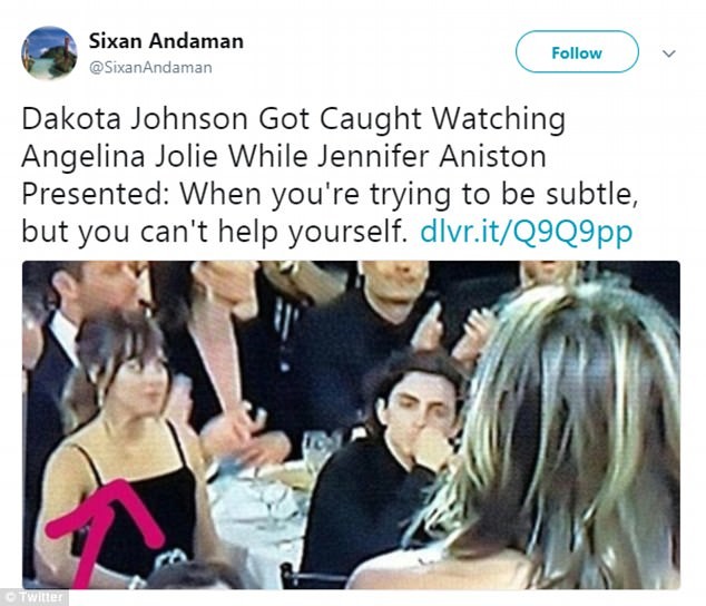 
"Dakota Johnson bị bắt gặp theo dõi Angelina Jolie khi Jennifer Aniston đang phát biểu: Bạn đã rất cố gắng tỏ ra ý tứ, nhưng bạn đang hóng quá không bỏ được."