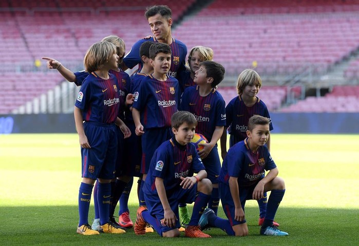 Coutinho bên những đứa trẻ của học viện La Masia.