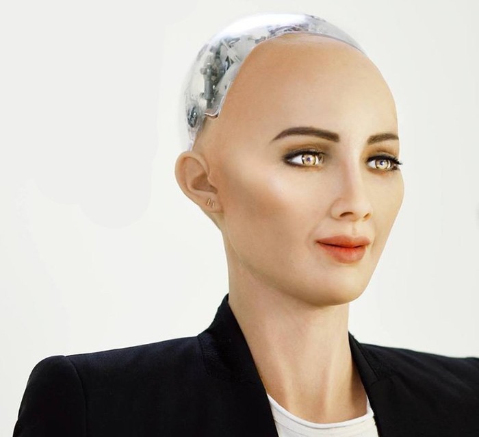 Robot Sophia đã có chân, đi rất tự tin và từ chối lời cầu hôn của con người
