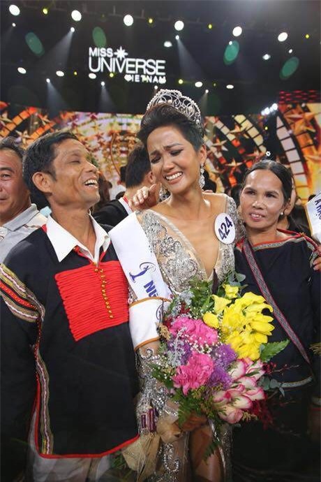 
Giây phút đăng quang của tân Hoa hậu H'Hen Niê, cô hạnh phúc trong vòng tay của bố mẹ.  - Tin sao Viet - Tin tuc sao Viet - Scandal sao Viet - Tin tuc cua Sao - Tin cua Sao