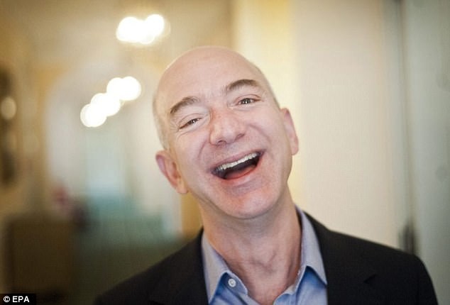 
Tuy nhiên, sau dịp Black Friday năm ngoái, Bezos đã thực sự giành mất vị trí giàu nhất thế giới của Gates và trở thành tỉ phú giàu nhất thế giới năm 2017.