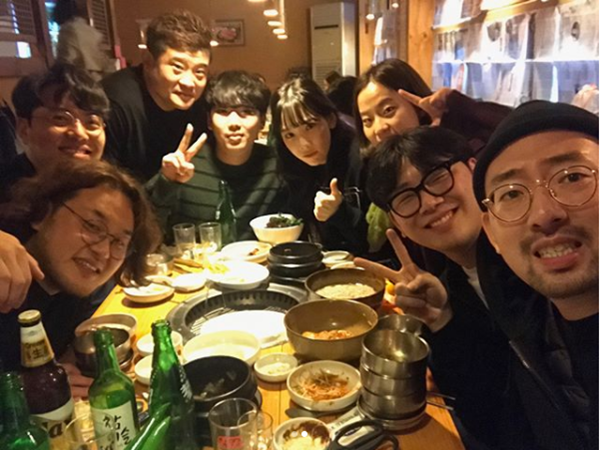 
Bức ảnh thứ 2 cho thấy Taeyeon đã dùng tiệc cùng bạn bè và trên bàn có hình ảnh của những chai rượu.