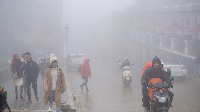 
Cả thị trấn Sapa chìm trong sương mù dày đặc, nhiệt độ giảm sâu chỉ còn 4 độ C (Ảnh: Dân trí)