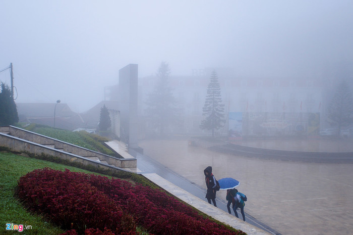 
Quảng trường Sapa vắng lặng, chỉ toàn sương mù bao phủ (Ảnh: Zing.vn)